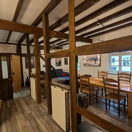 Alte Dorfschule, Mit Mittelalter *