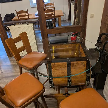 Alte Dorfschule, Mit Mittelalter *