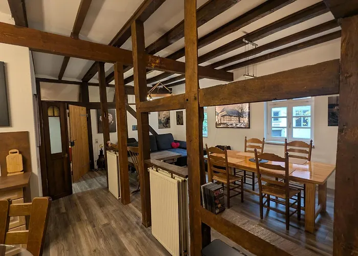 Alte Dorfschule, Mit Mittelalter *